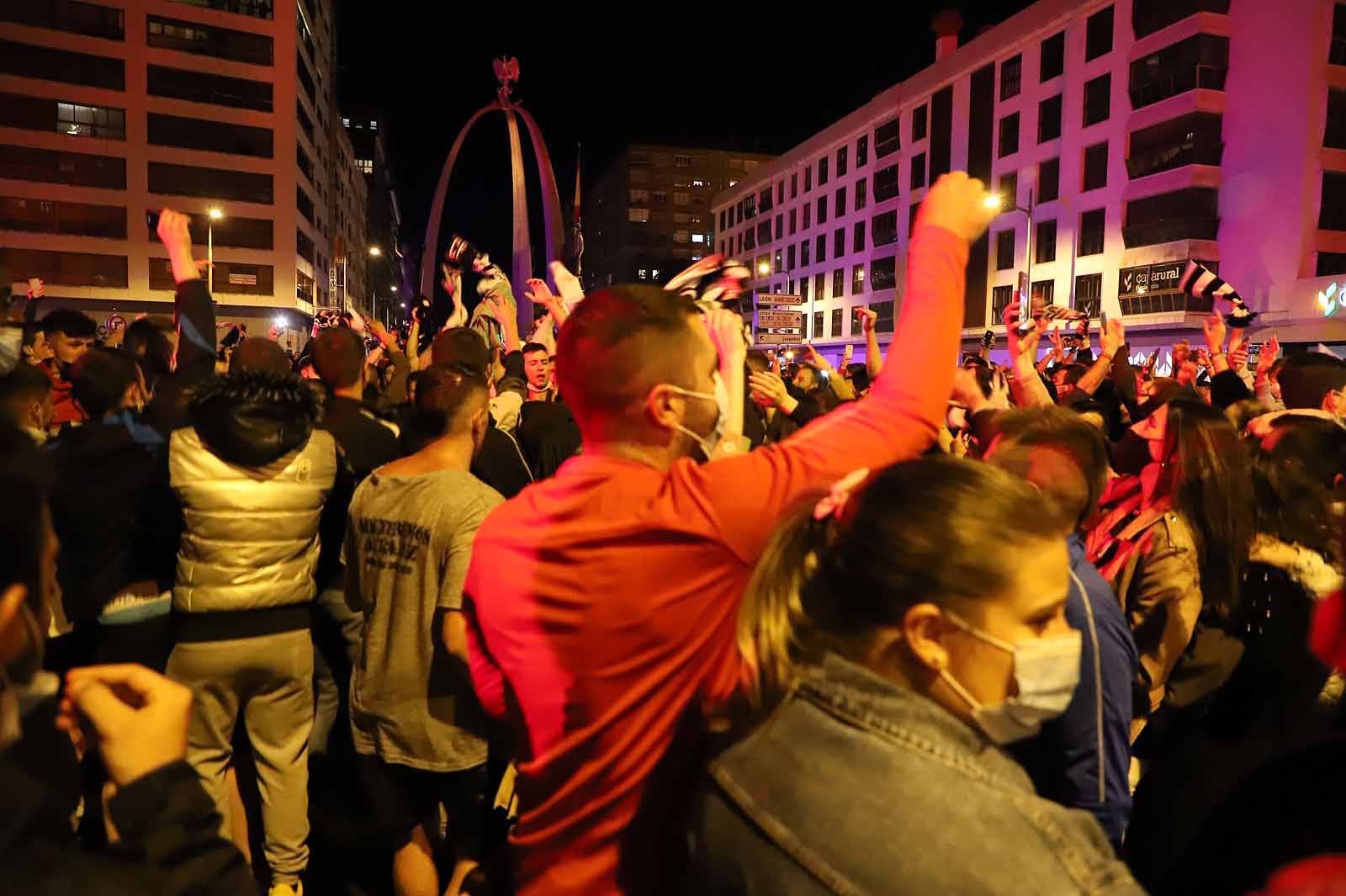 Miles de personas celebran el ascenso del Burgos CF en plaza España.