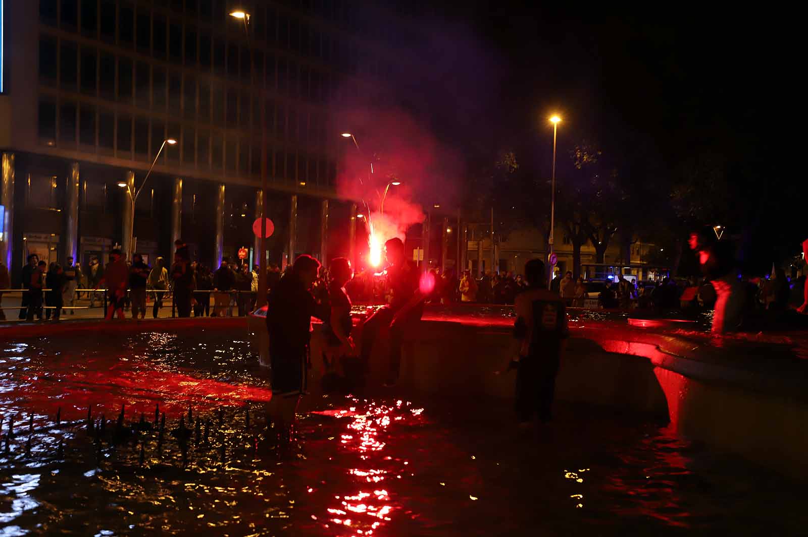 Miles de personas celebran el ascenso del Burgos CF en plaza España.