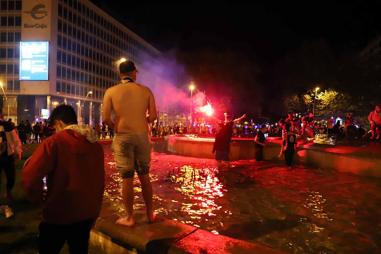 Miles de personas celebran el ascenso del Burgos CF en plaza España.