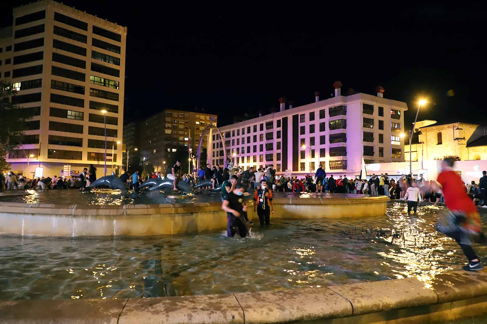 Miles de personas celebran el ascenso del Burgos CF en plaza España.