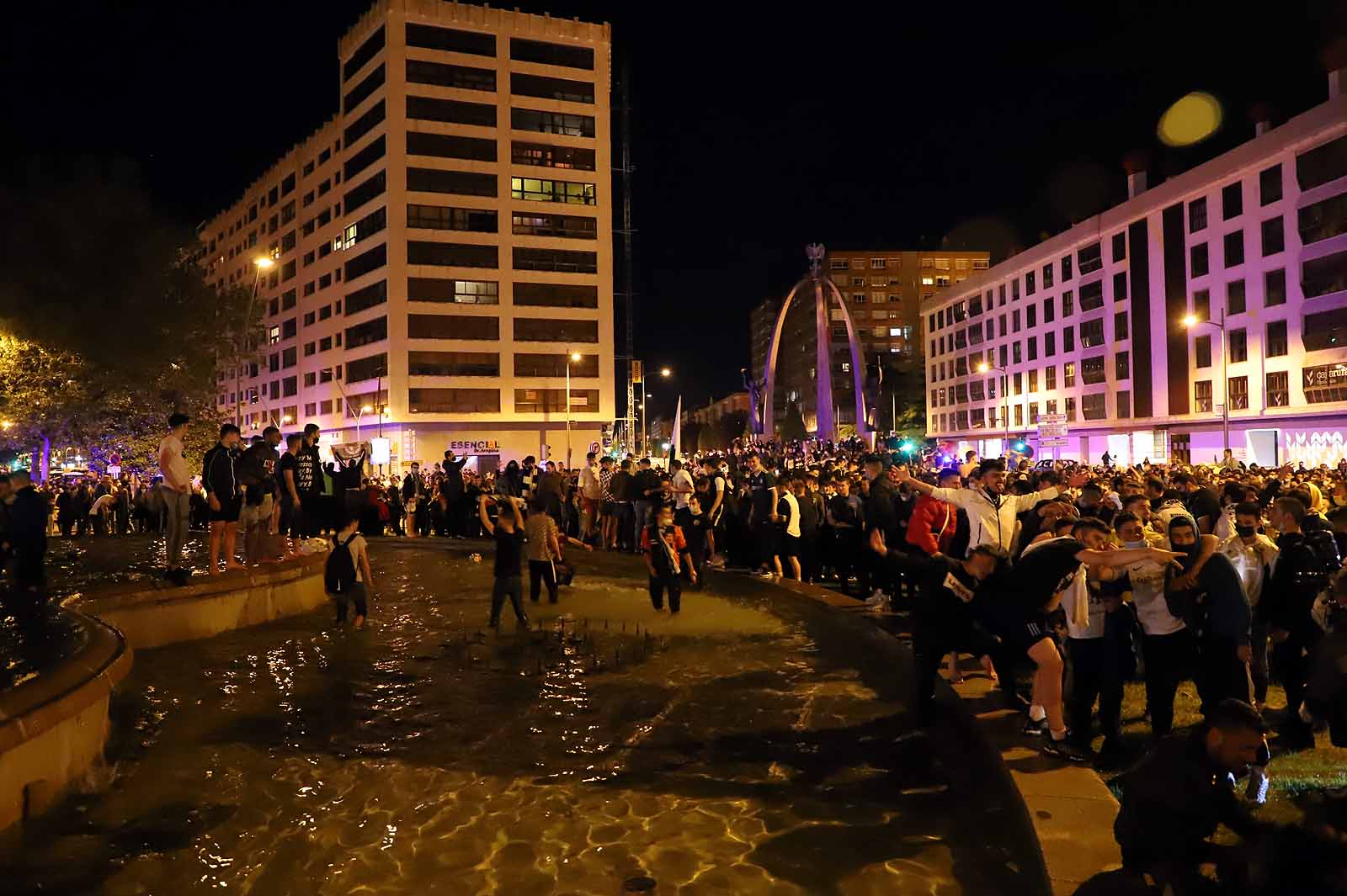 Miles de personas celebran el ascenso del Burgos CF en plaza España.