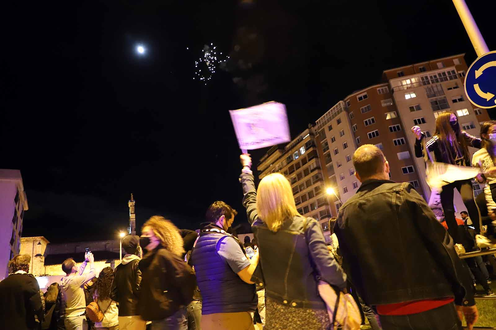 Miles de personas celebran el ascenso del Burgos CF en plaza España.