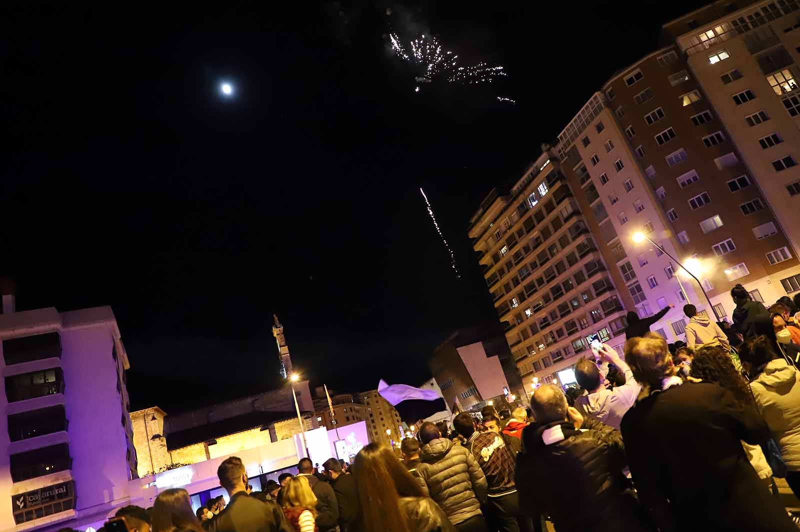 Miles de personas celebran el ascenso del Burgos CF en plaza España.