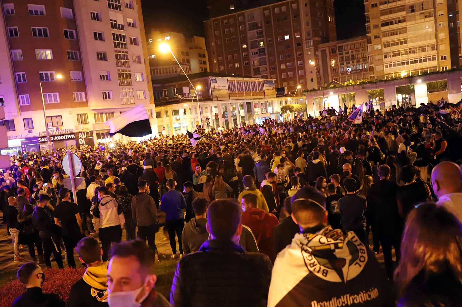 Miles de personas celebran el ascenso del Burgos CF en plaza España.