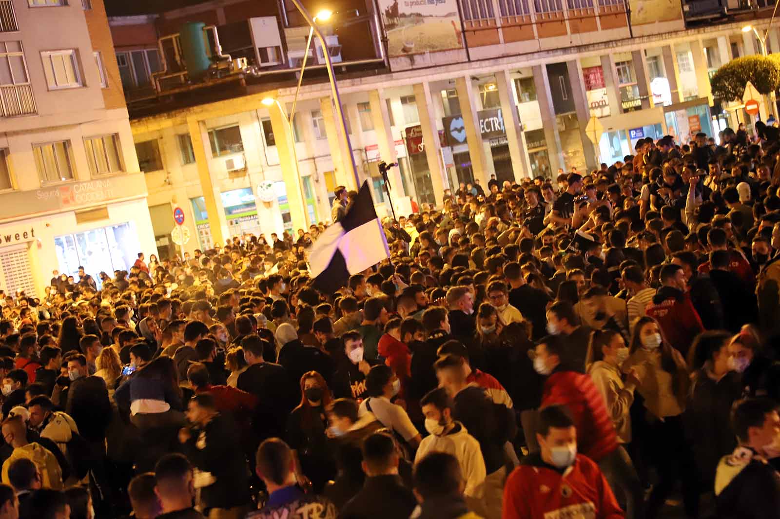 Miles de personas celebran el ascenso del Burgos CF en plaza España.