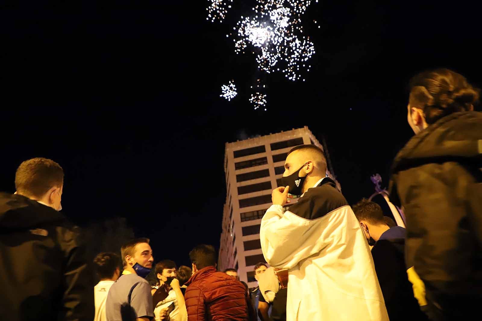 Miles de personas celebran el ascenso del Burgos CF en plaza España.