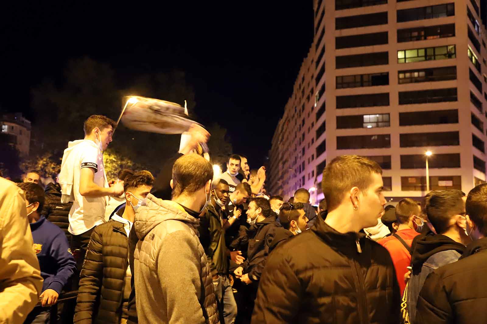 Miles de personas celebran el ascenso del Burgos CF en plaza España.