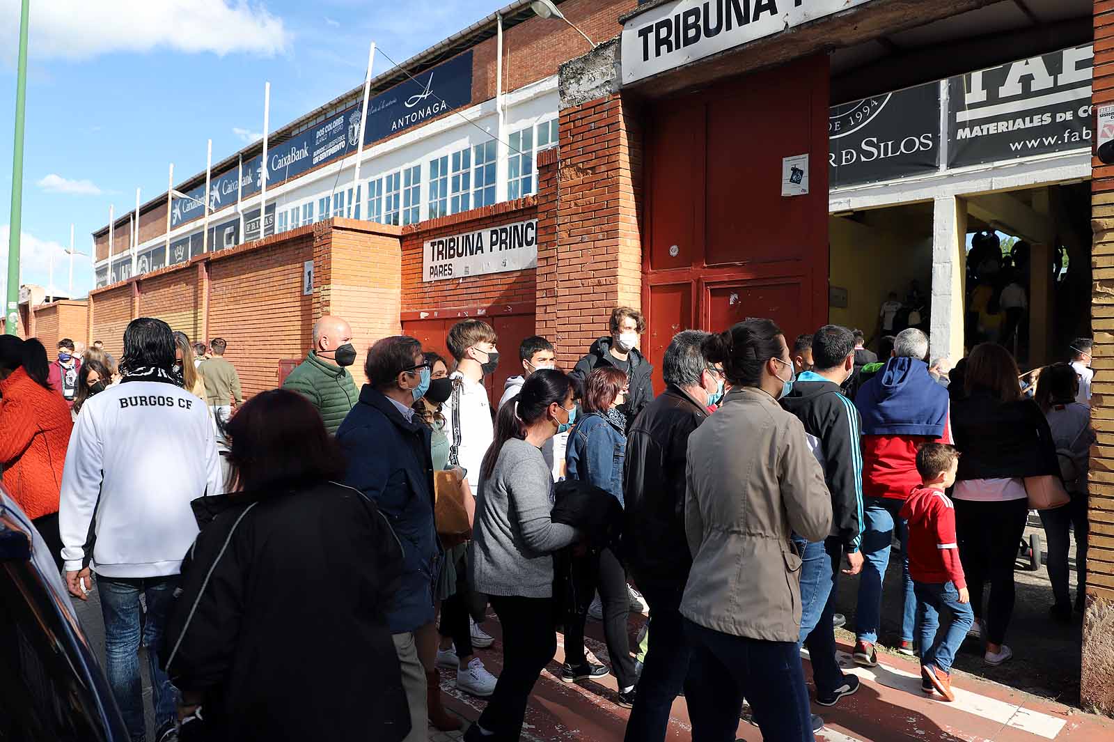 Plantilla y afición se unen tras el ascenso a Segunda.