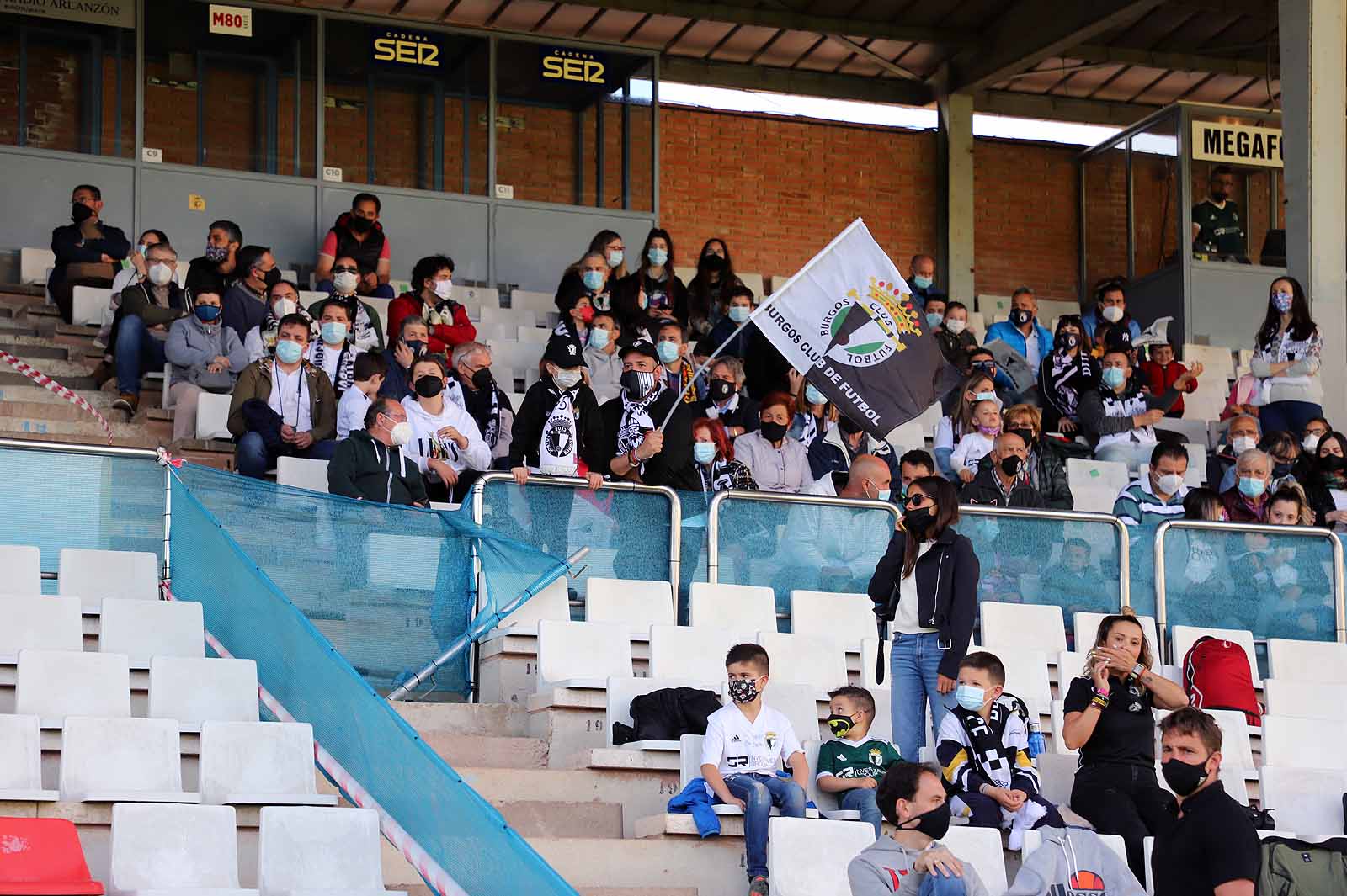 Plantilla y afición se unen tras el ascenso a Segunda.