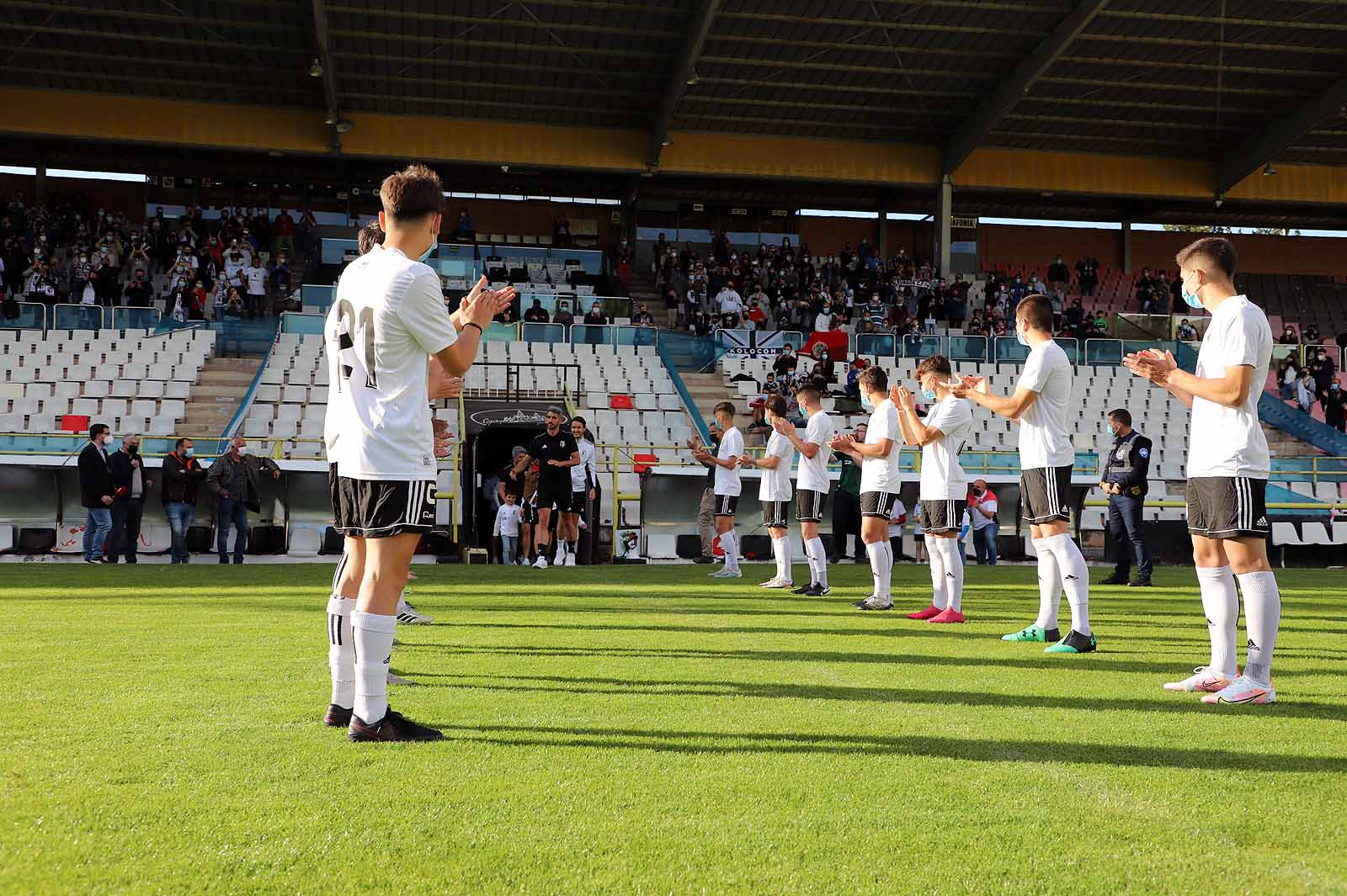 Plantilla y afición se unen tras el ascenso a Segunda.