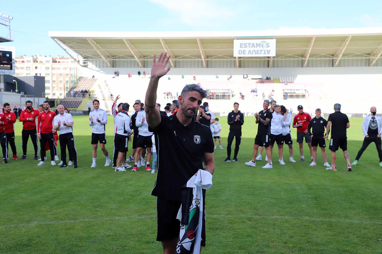 Plantilla y afición se unen tras el ascenso a Segunda.