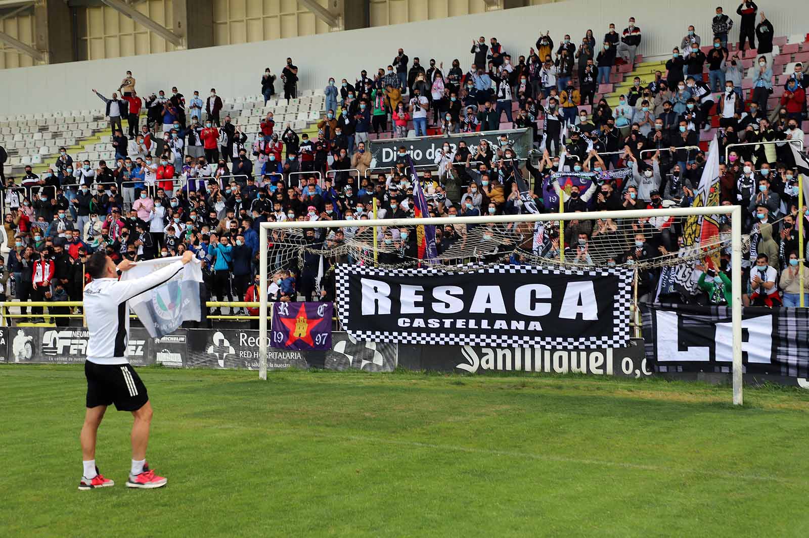 Plantilla y afición se unen tras el ascenso a Segunda.