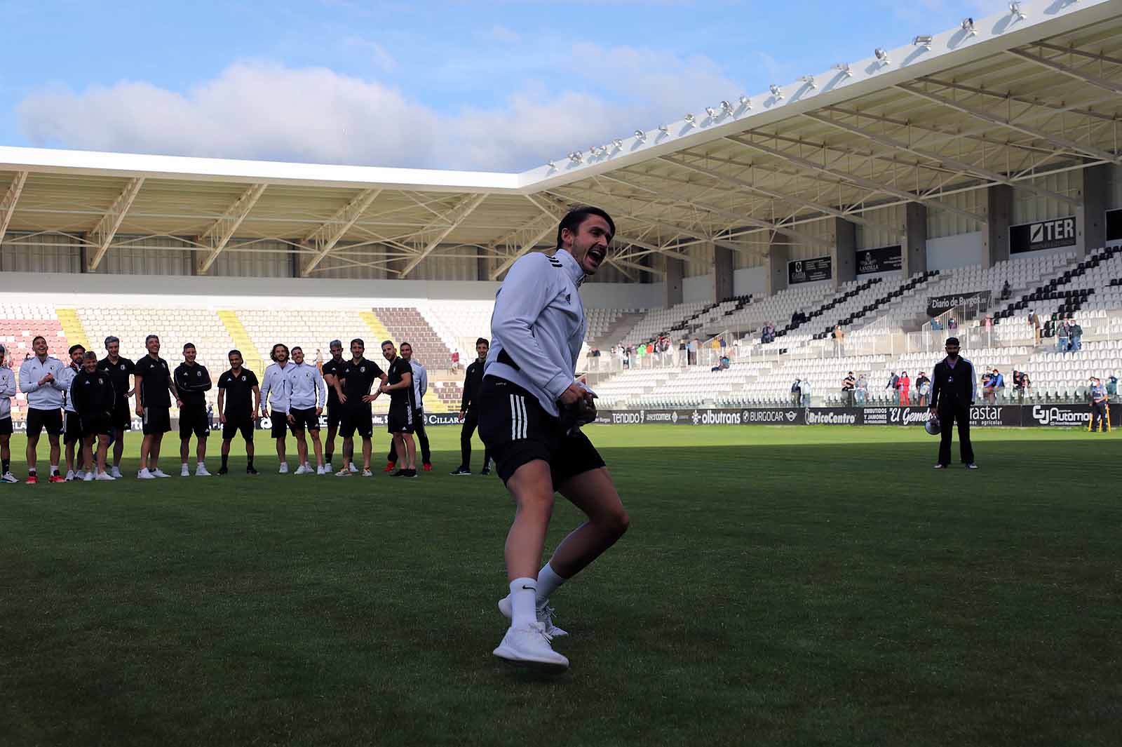 Plantilla y afición se unen tras el ascenso a Segunda.