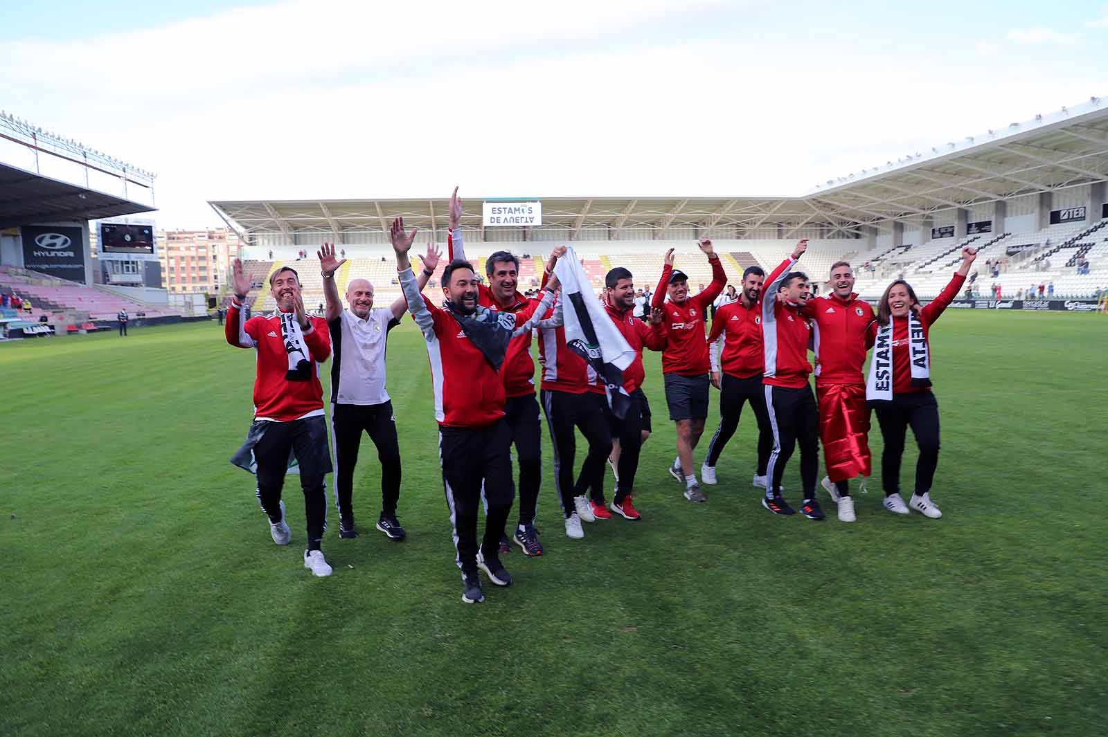 Plantilla y afición se unen tras el ascenso a Segunda.