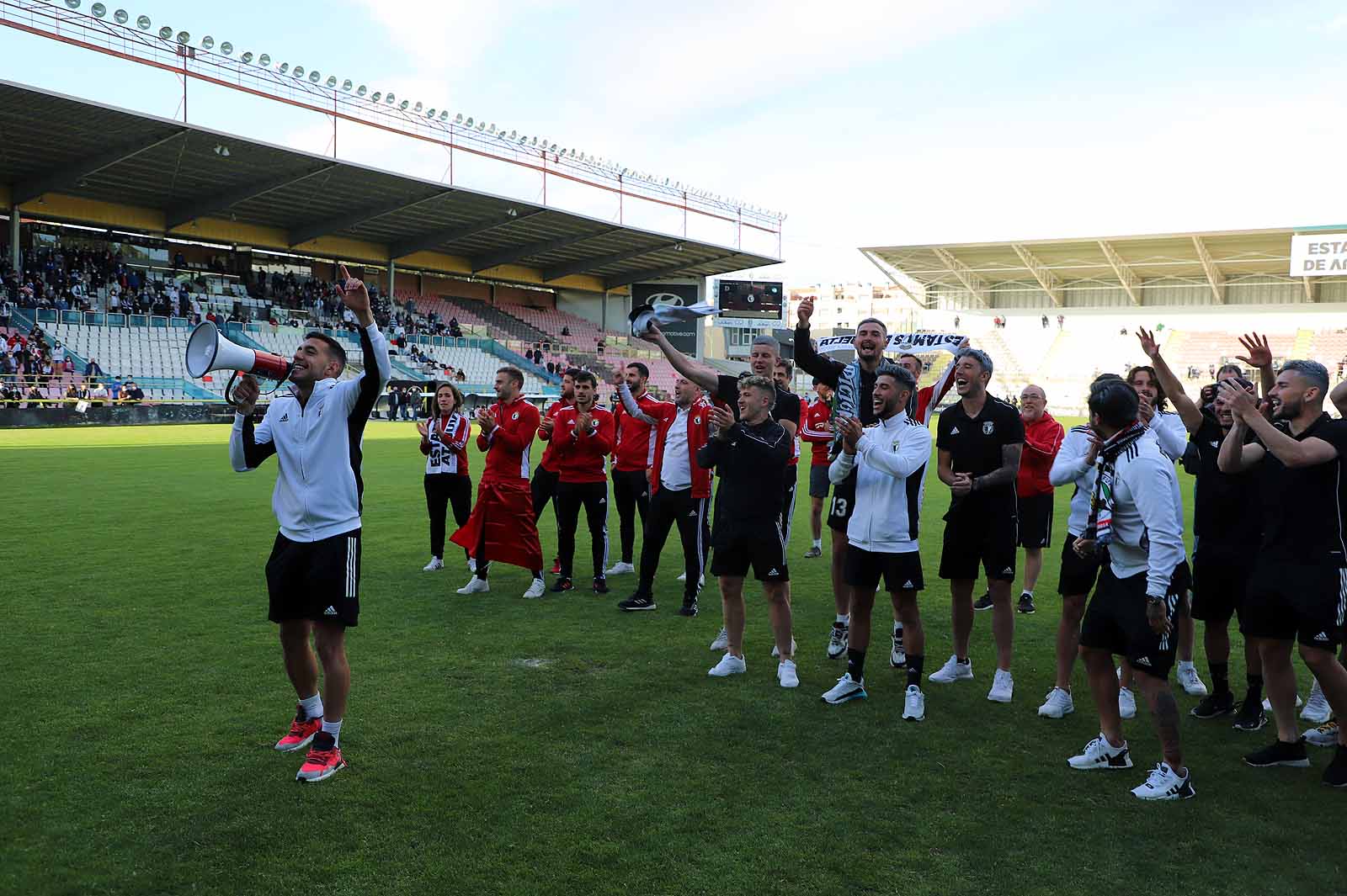 Plantilla y afición se unen tras el ascenso a Segunda.