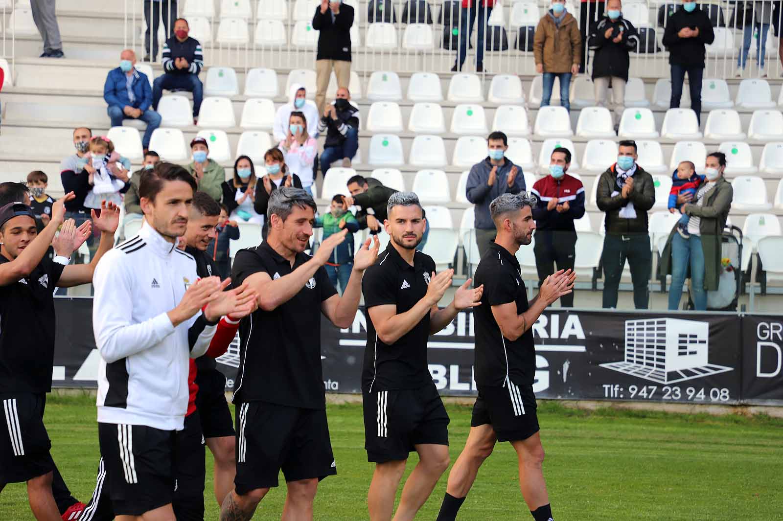 Plantilla y afición se unen tras el ascenso a Segunda.