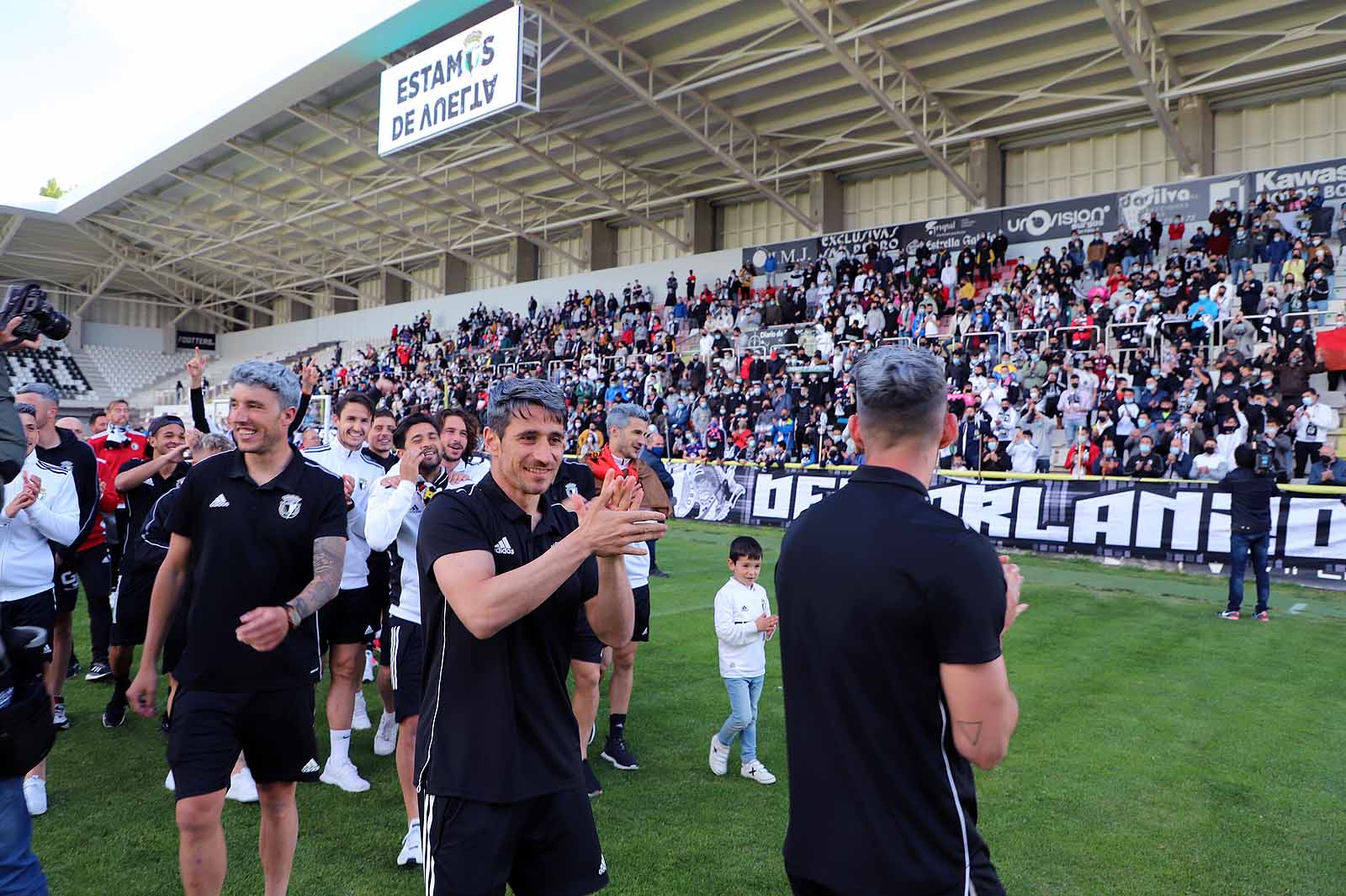 Plantilla y afición se unen tras el ascenso a Segunda.