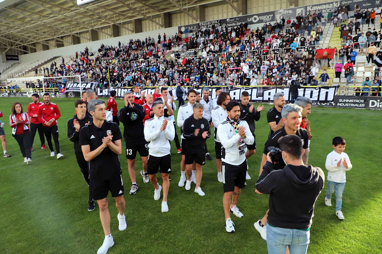 Plantilla y afición se unen tras el ascenso a Segunda.