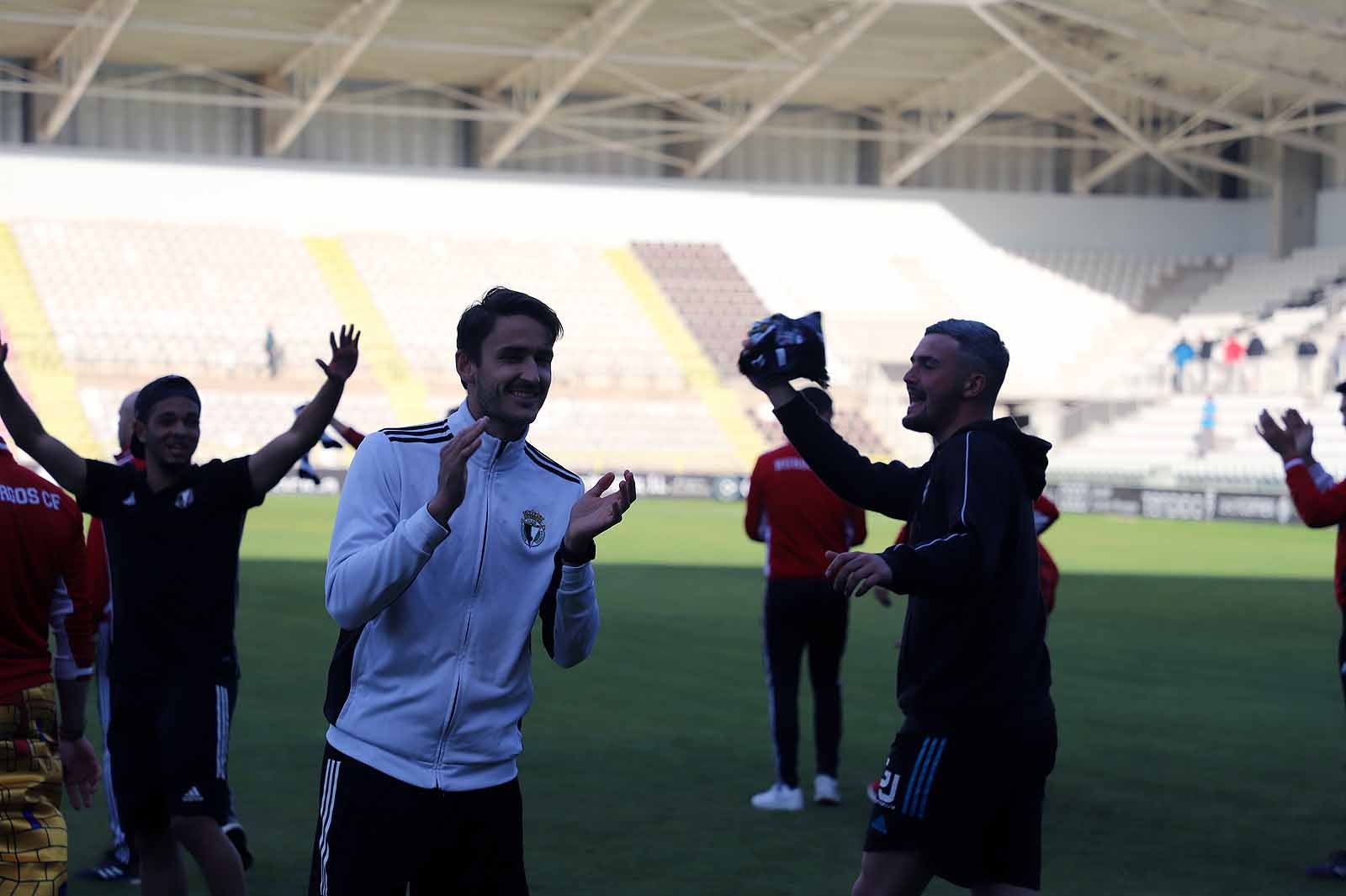 Plantilla y afición se unen tras el ascenso a Segunda.