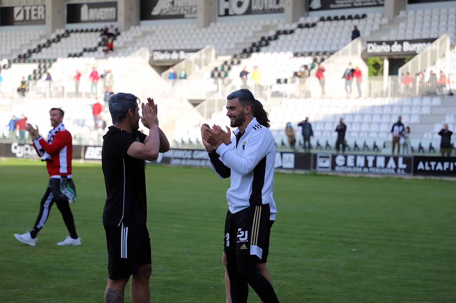 Plantilla y afición se unen tras el ascenso a Segunda.