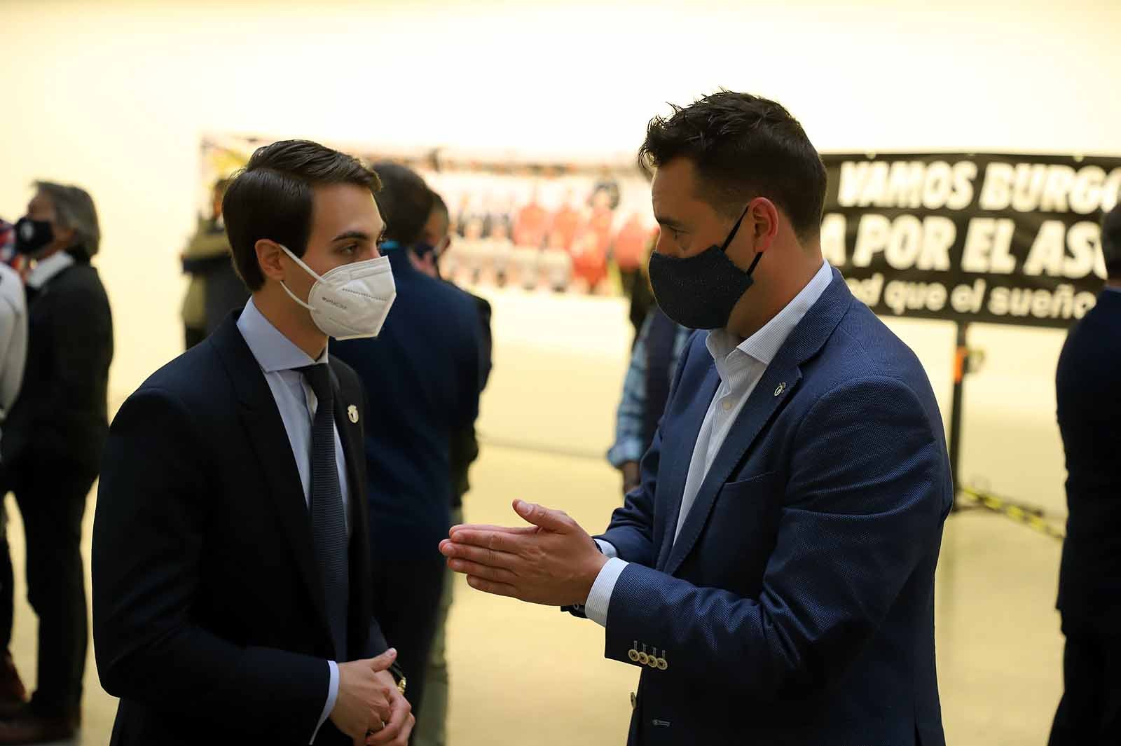 Daniel de la Rosa (d) habla con Franco Caselli durante la recepción al equipo tras el ascenso a Segunda División.