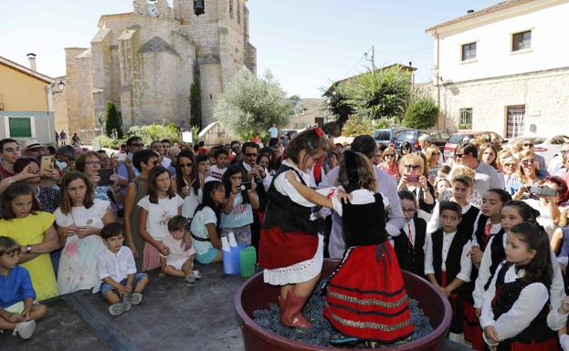 Dos niñas pisan uva durante la Fiesta de la Vendimia.