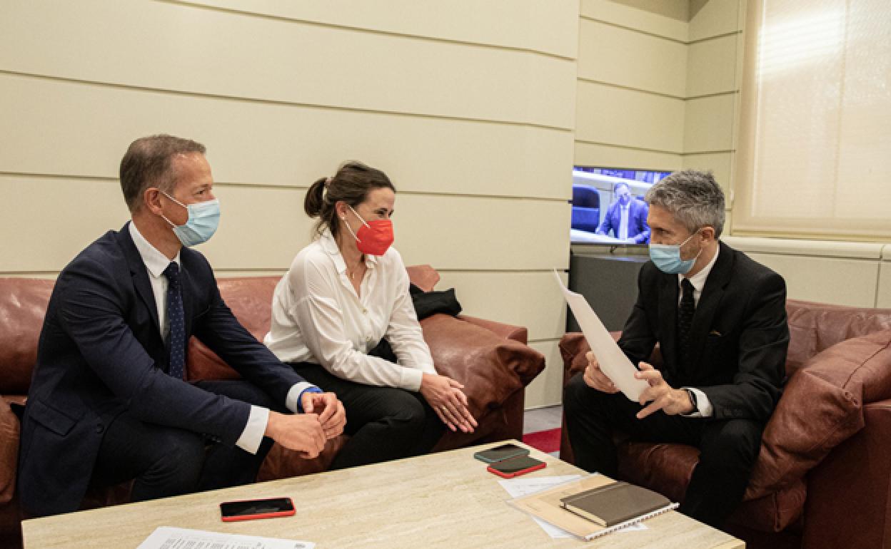 Reunión de la alcaldesa del Valle de Mena, Lorena Terreros, con el ministro del Interior, Fernando Grande-Marlaska. 