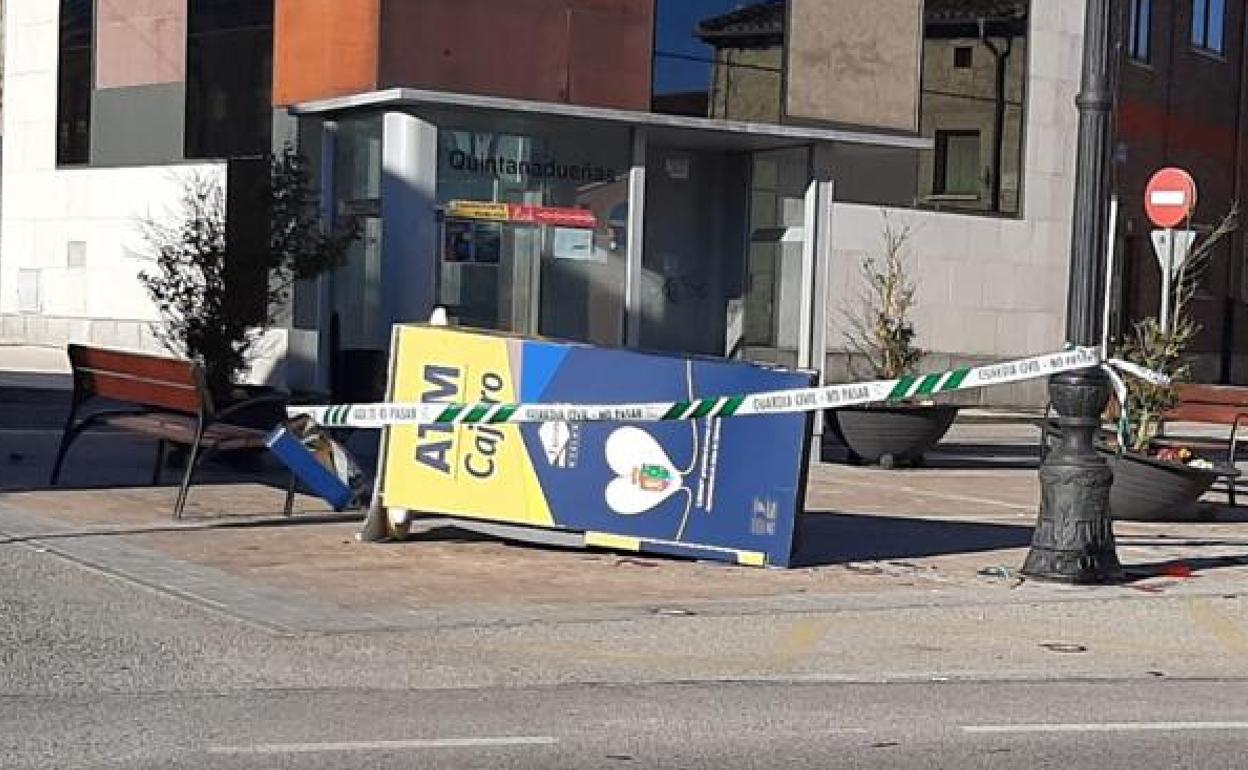 Estado en el que quedó un cajero de Quintañadueñas tras empotrarse un coche robado.