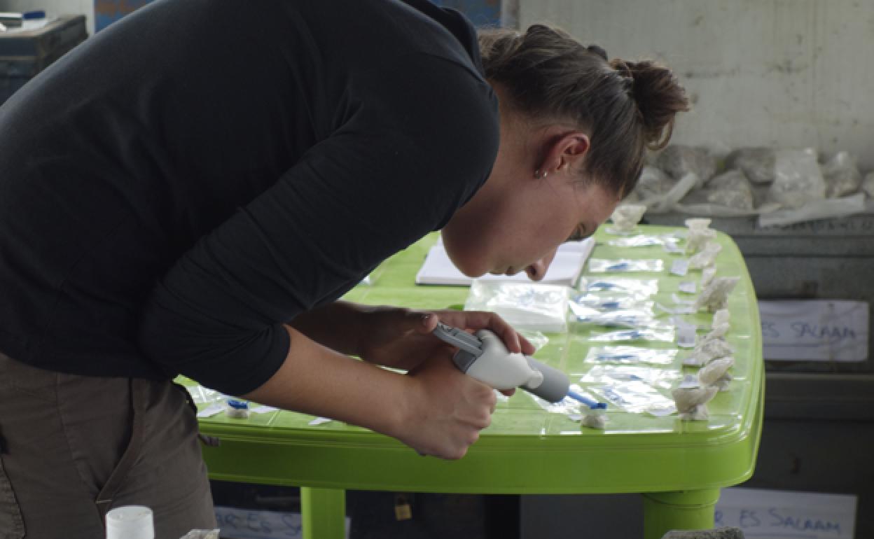 Patricia Bello Alonso en el laboratorio de campo de la estación Emiliano Aguirre (Garganta de Olduvai, Tanzania). 