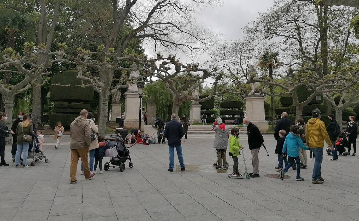 Burgaleses paseando por El Espolón con mascarilla. 