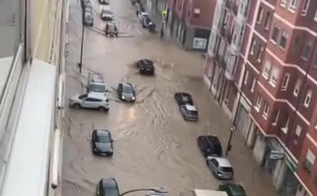 La tromba de agua ha dejado algunas calles completamente anegadas.