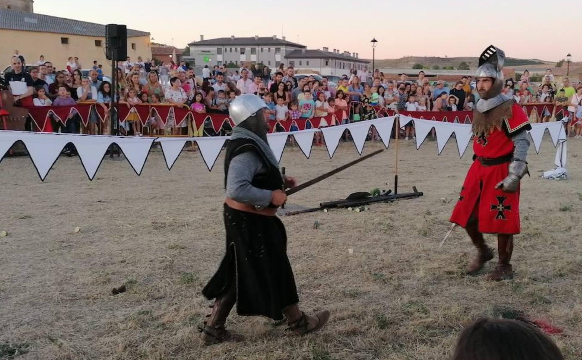 Dos caballeros se enfrentan en una justa durante el Mercado Medieval de Fuentes de Valdepero.