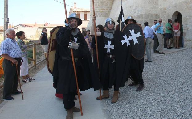 Grupo de animación junto a la puerta de acceso de los visitantes al castillo en el Mercado Medieval de Fuentes de Valdepero.