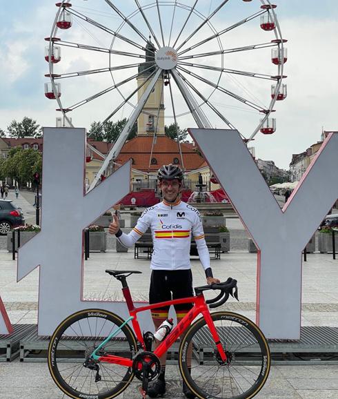 Pelayo Sánchez, con el maillot de la RFEC. 