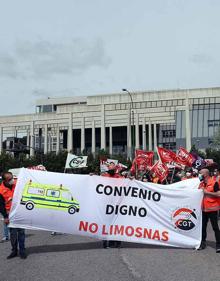 Imagen secundaria 2 - Miguel Ángel Polo frente a las ambulancias, Laura González en un retrato realizado por una vecina de Villarcayo y protestas en Burgos. 