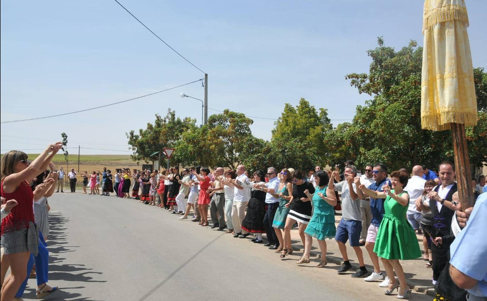 Los vecinos bailan la jota en la procesión en honor a la Virgen de las Dehesas.