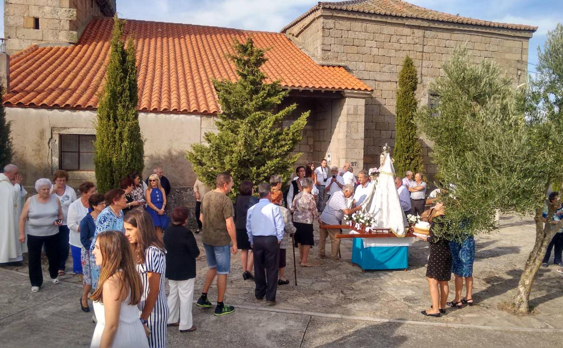 Aún hoy día se mantiene la costumbre de besar el manto a la Virgen del Rosario y de ofrecerle bollos maimones.