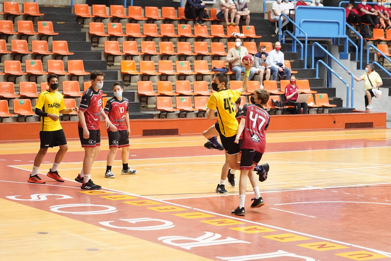 Fotos: Imágenes de la victoria del Temiño Pérez BM Burgos, campeón de Castilla y León