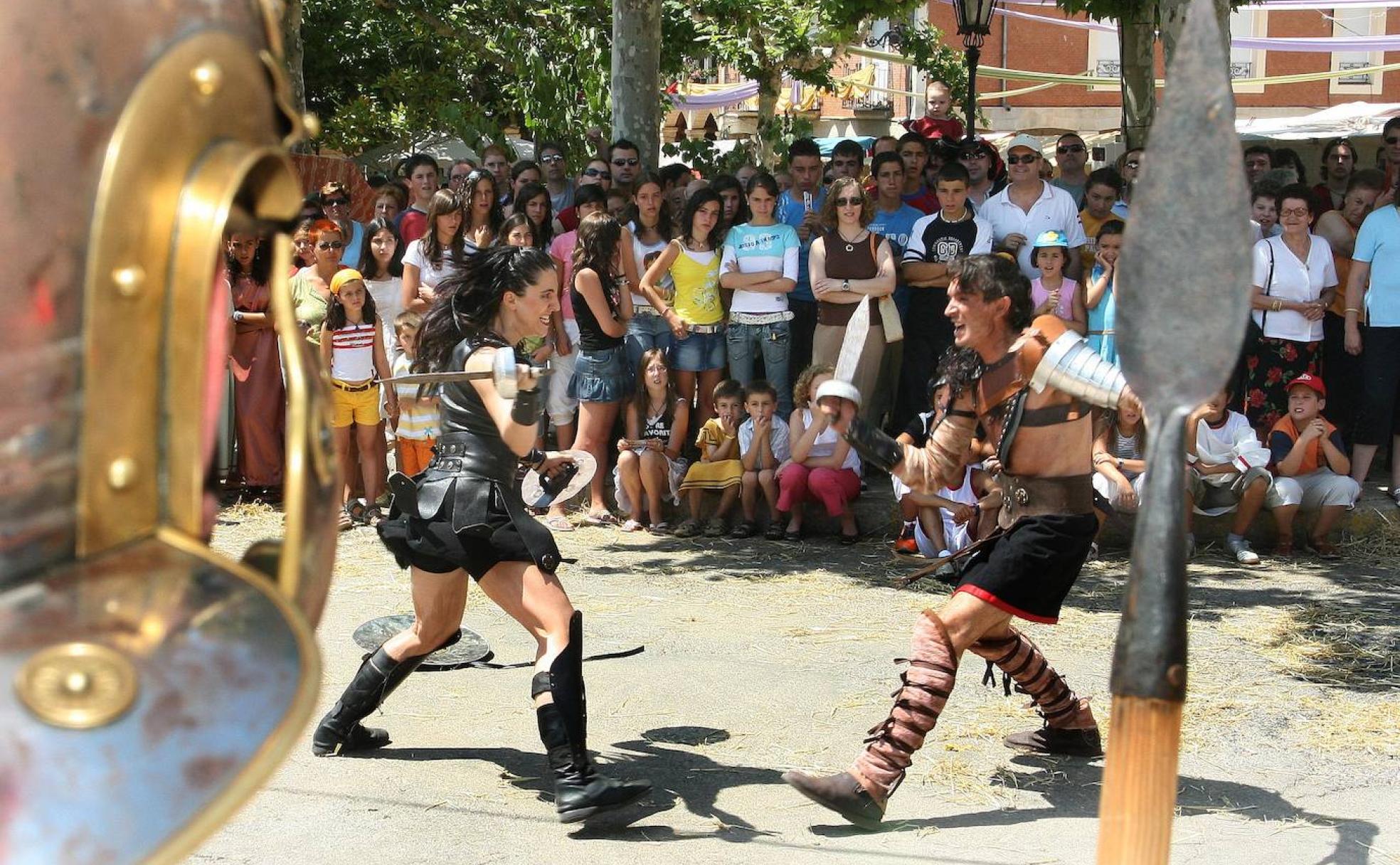 Dos gladiadores pelean ante la mirada de vecinos y curiosos.