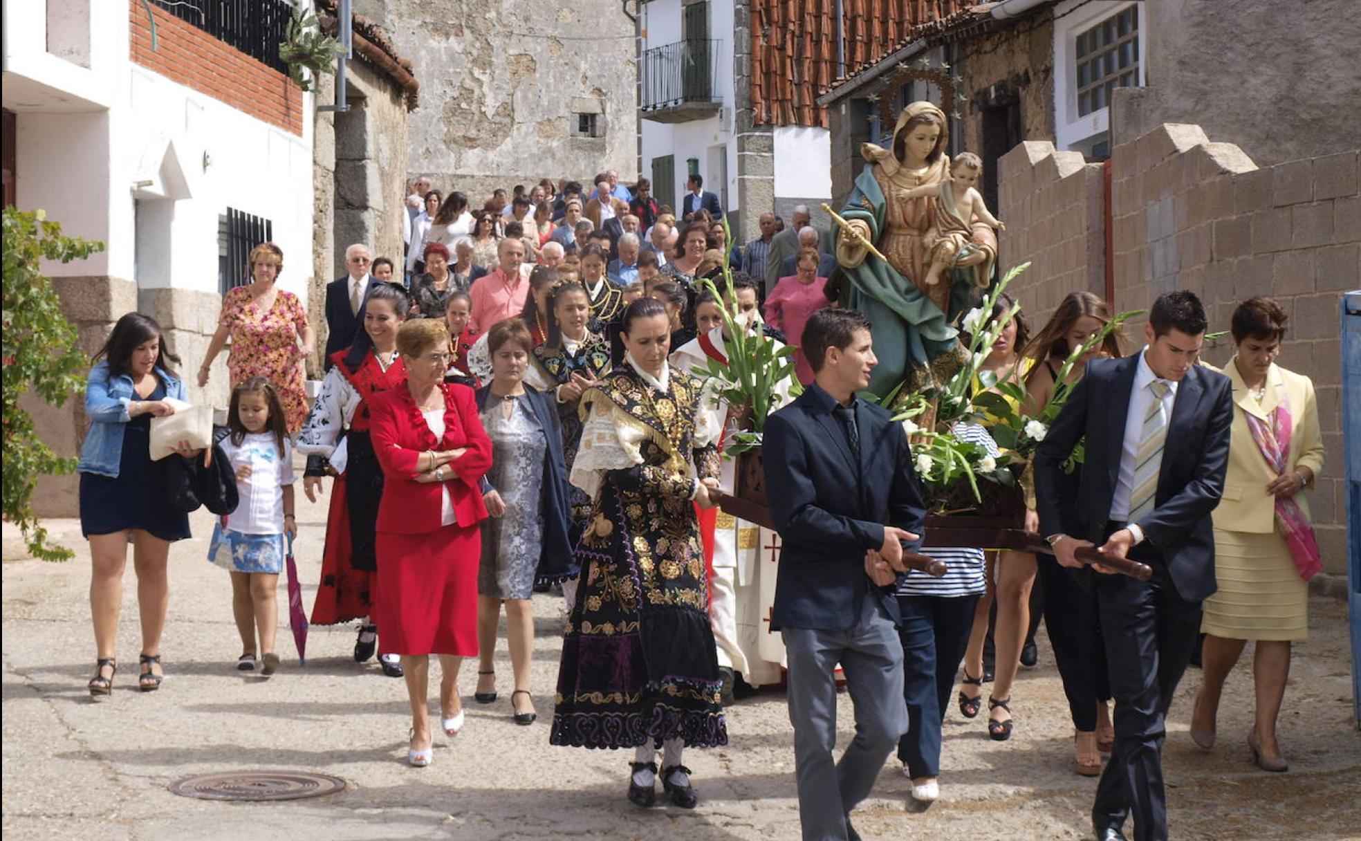 Procesión con la talla de Nuestra Señora de la Misericordia por las calles de Valdelacasa.