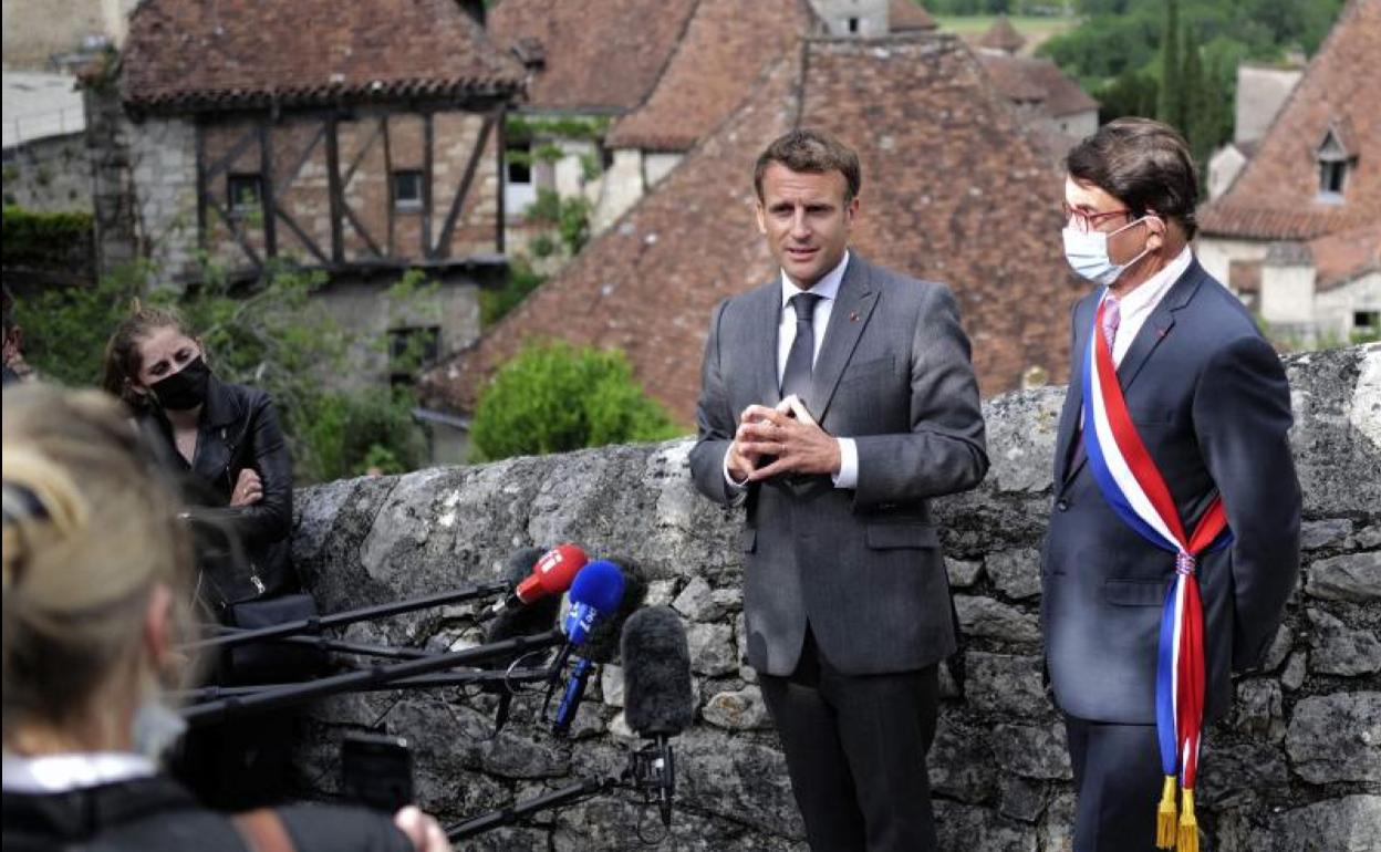 Macron se dirige a los medios en la pintoresca localidad de Saint-Cirq-Lapopie.