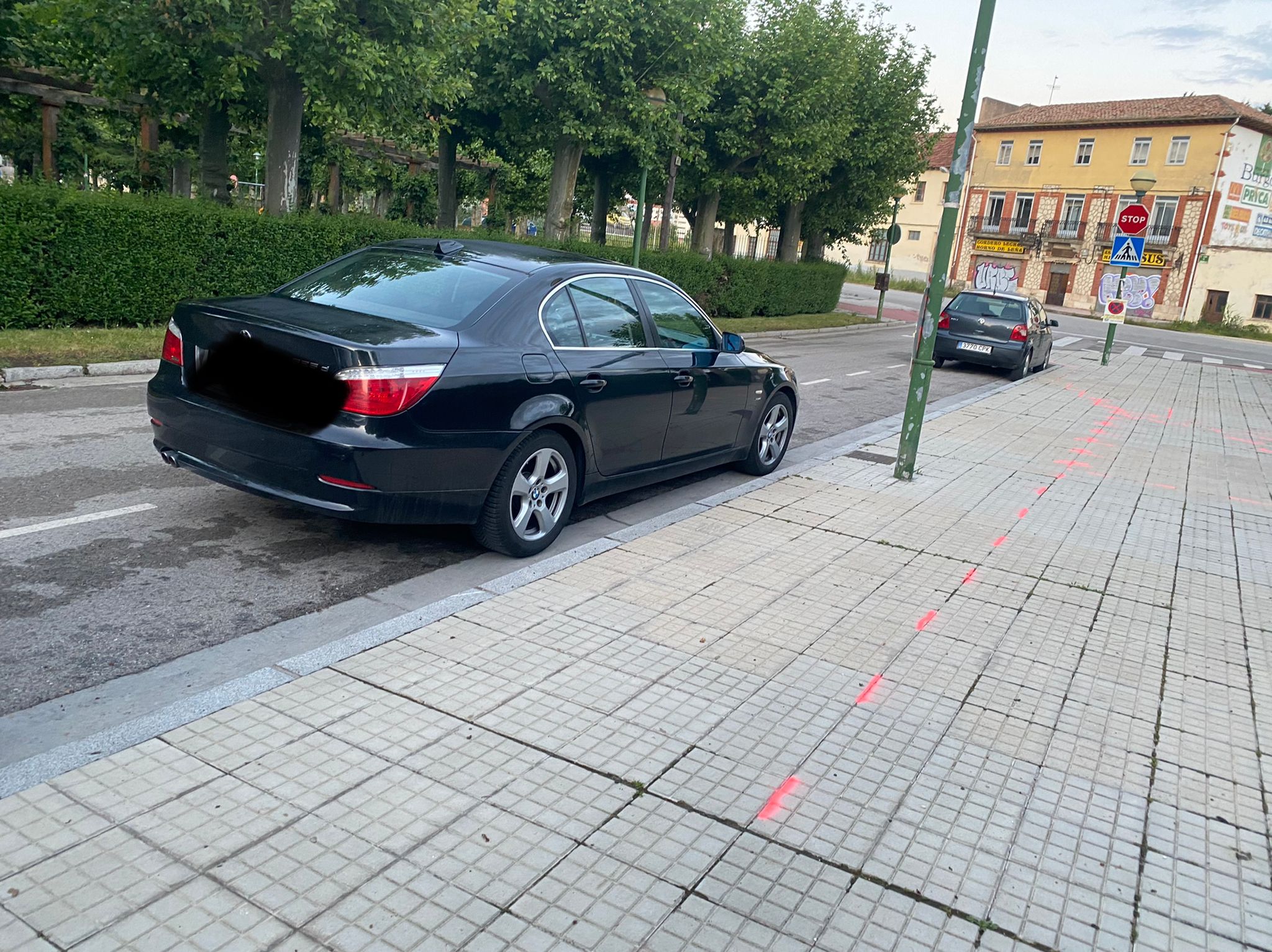 La nueva parada estará al final de la calle, pegando a la carretera.