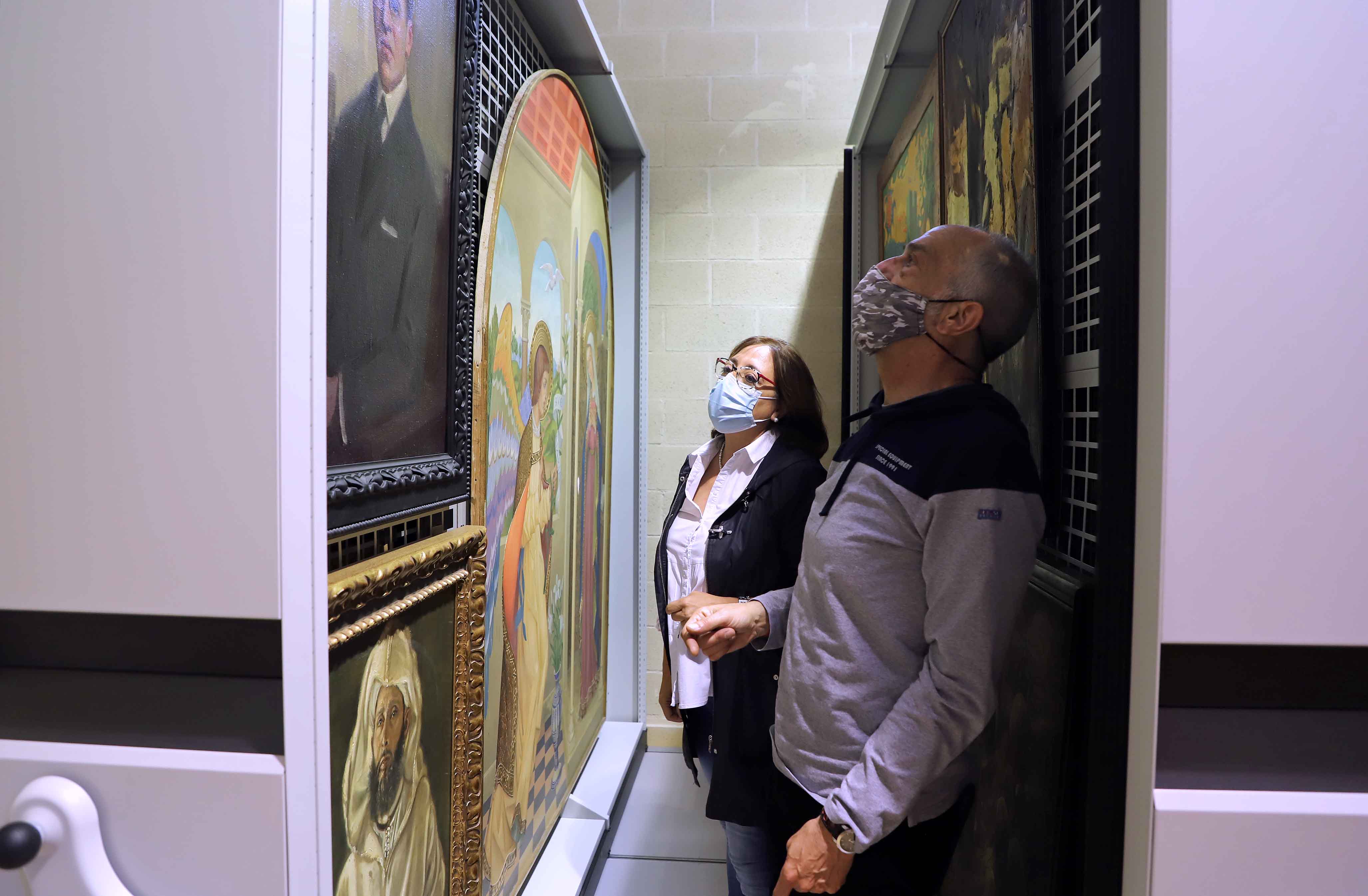 La diputada de Cultura, Raquel Contreras, con el jefe del Servicio de Restauración, Félix Alonso, observando algunas de las obras de arte de la Diputación. 