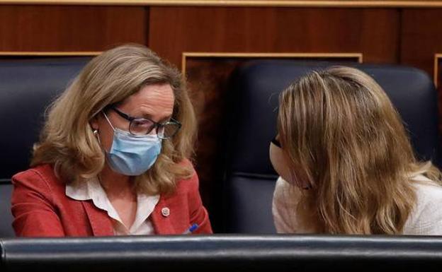 Nadia Calviño y Yolanda Díaz, en el Congreso. 