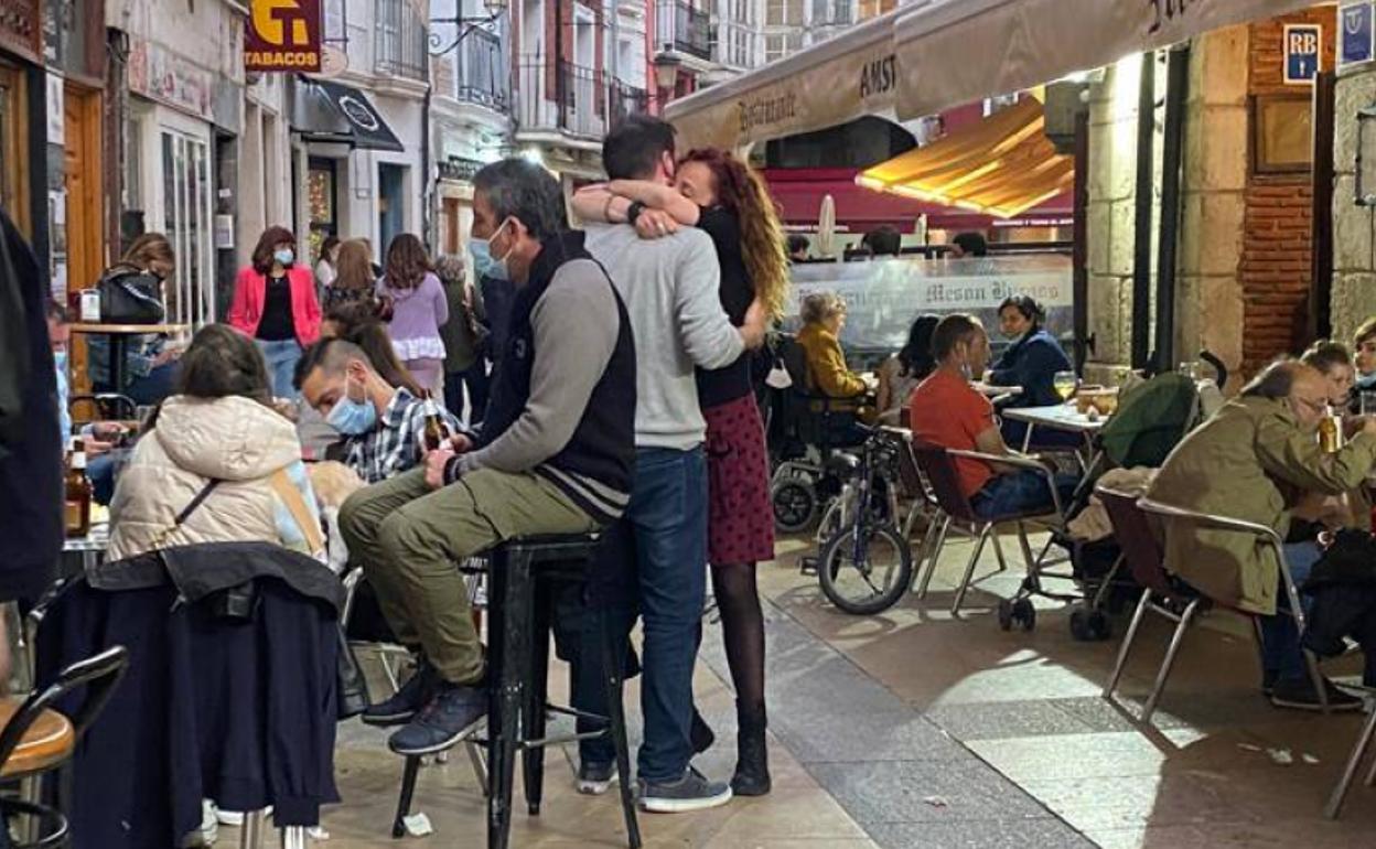 Una pareja se abraza en el centro de Burgos el último día con toque de queda.