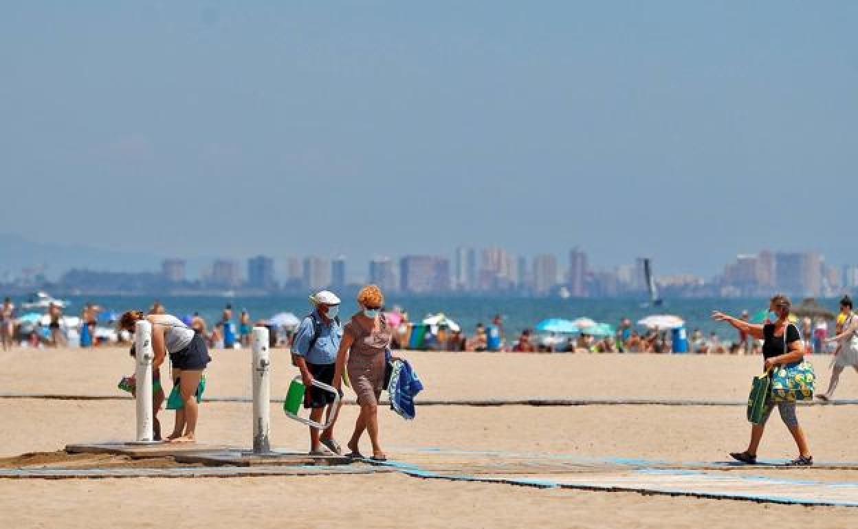 Los burgaleses apuestan este verano por la costa, por playas como esta de Las Arenas de Valencia.