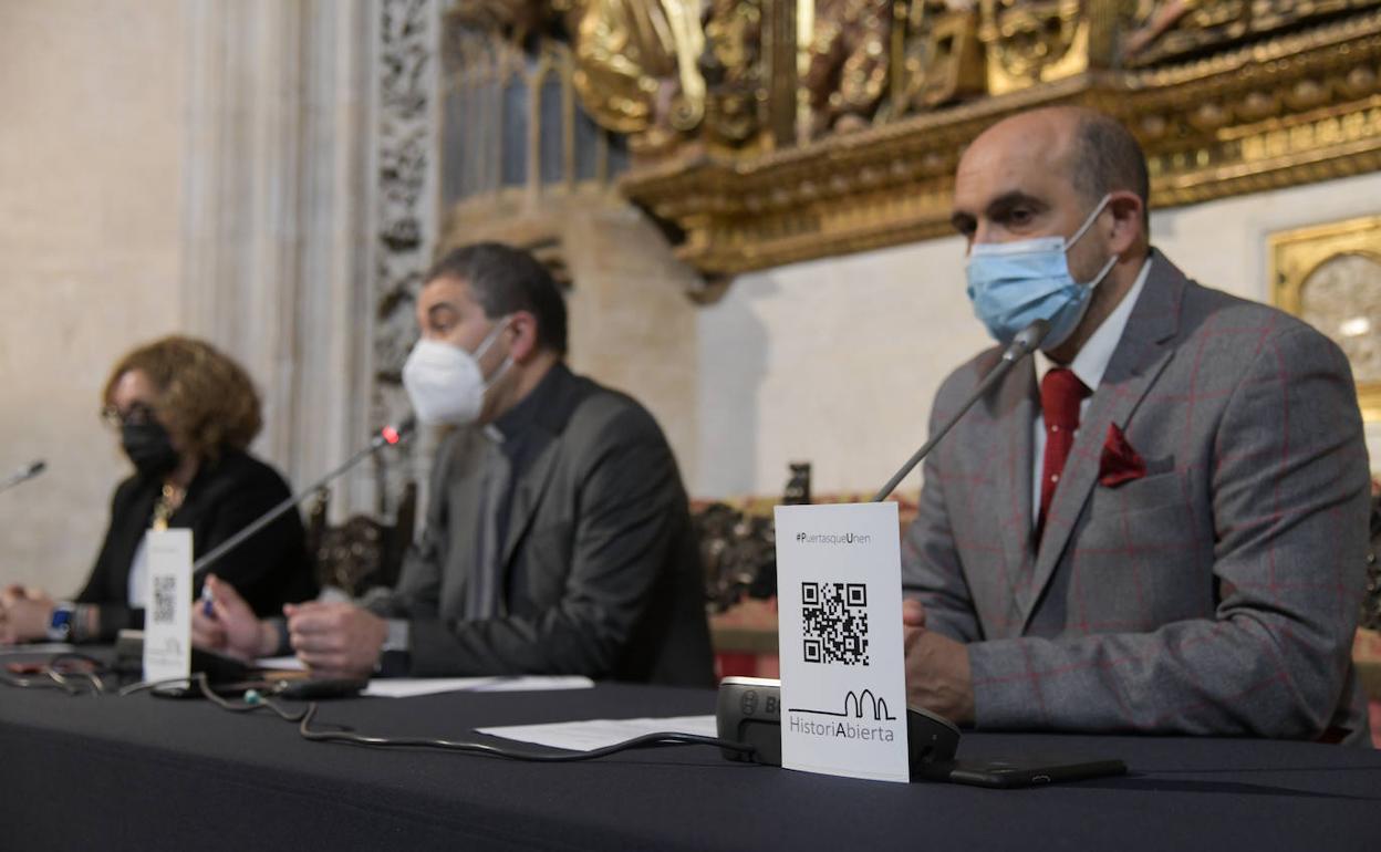 Hostelería y comercio se unen a una campaña informativa sobre las nuevas puertas de la Catedral de Burgos.