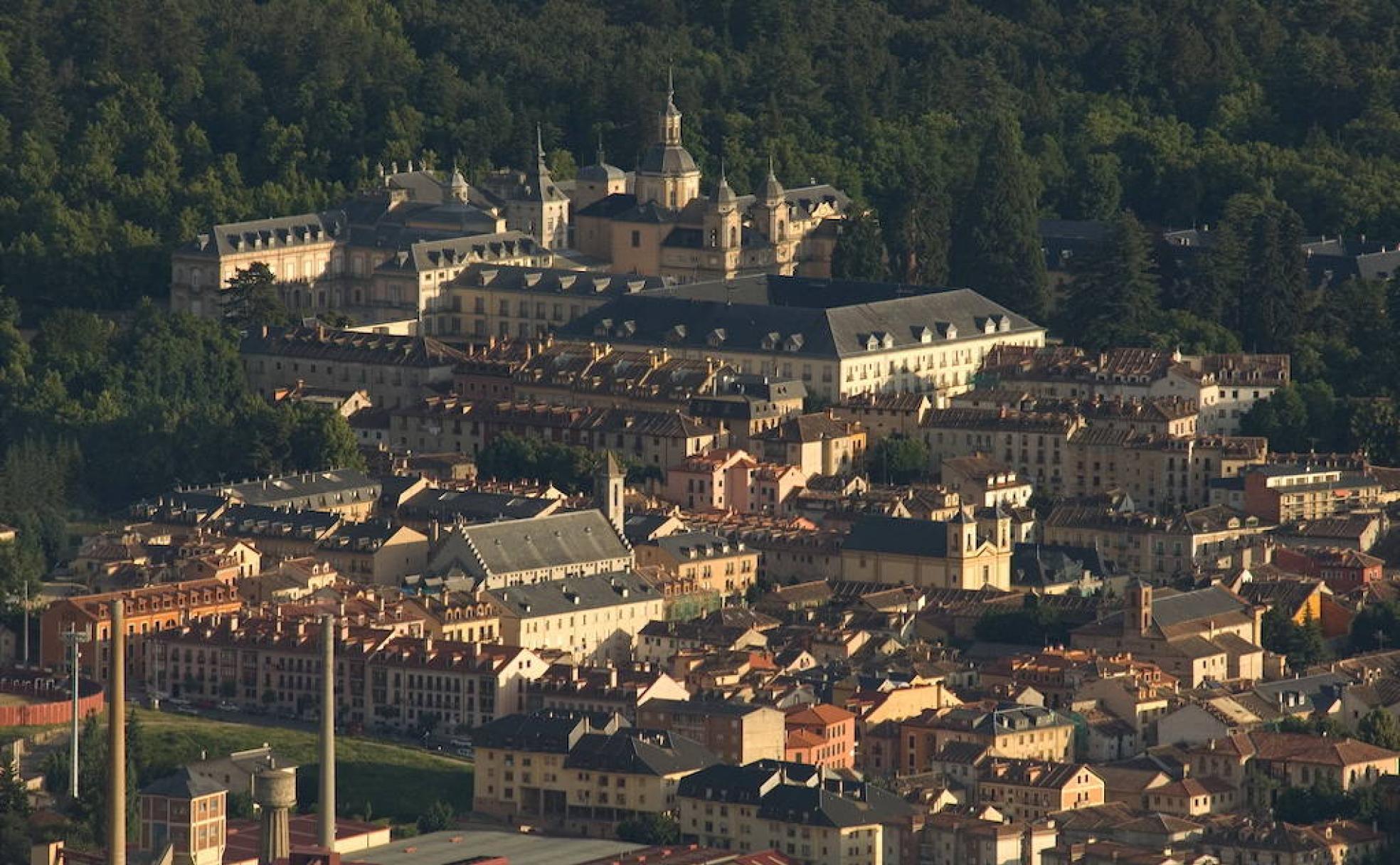 Vistas del Real Sitio de San Ildefonso, con el Palacio Real de La Granja al fondo.