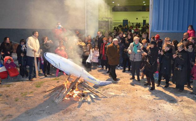 Entierro de la sardina con el que concluyen los carnavales en este pueblo.