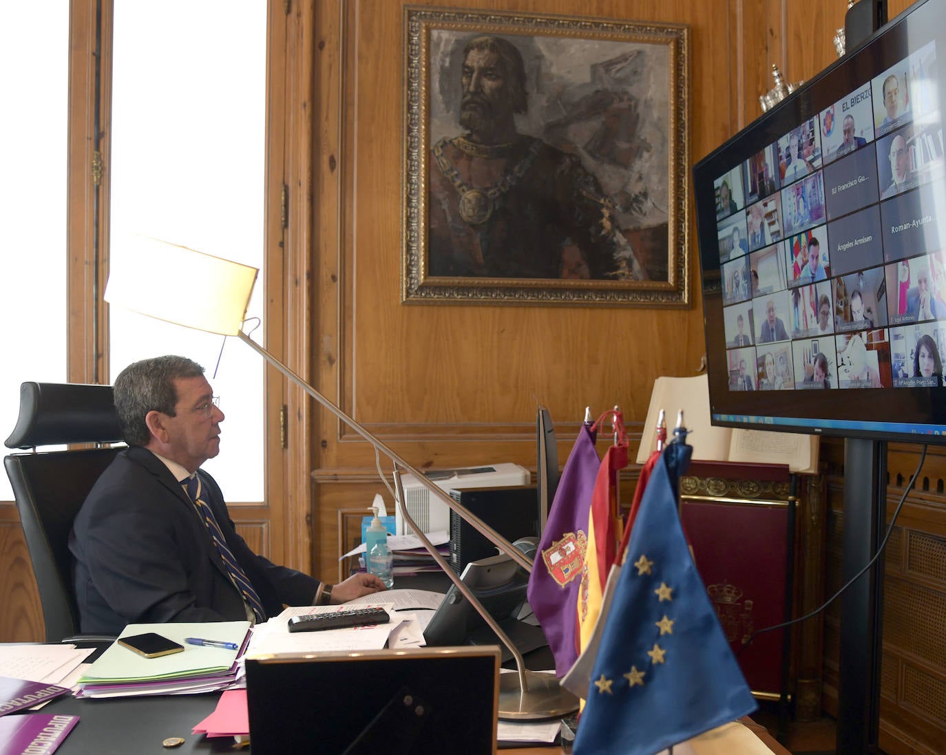 El presidente de la Diputación, César Rico, en una reunión telemática por la covid-19 con alcaldes de Burgos. 